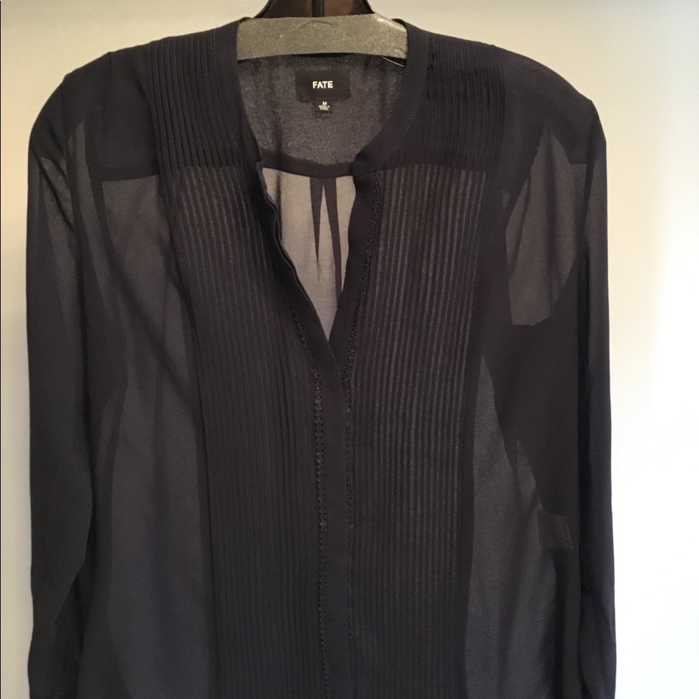 EUC Women’s Navy layered classic blouse. Sheer top over soft knit camisole